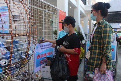 Người dân Đà Nẵng hào hứng đổi rác lấy quà, hưởng ứng ngày môi trường thế giới