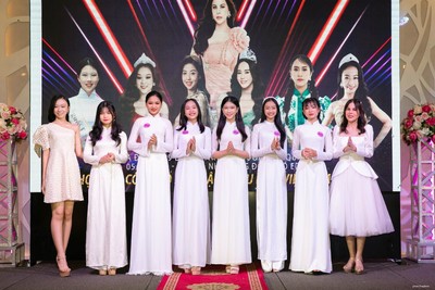 Miss Eco International Kathleen Paton sang Việt Nam huấn luyện cho thí sinh Miss Teen Việt Nam 2022