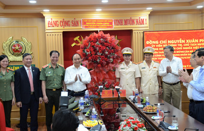 Chủ tịch nước Nguyễn Xuân Phúc thăm, chúc mừng Phòng Cảnh vệ miền Trung