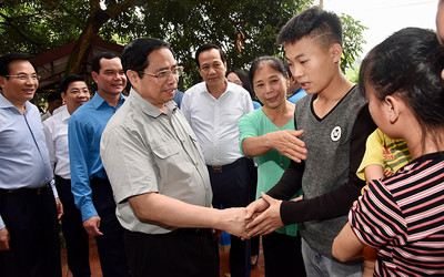 Hình ảnh Thủ tướng Phạm Minh Chính thăm công nhân ở khu công nghiệp tỉnh Bắc Giang
