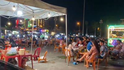 Thanh Hóa: Hàng quán mọc “tràn lan” trên Quảng trường Lam Sơn