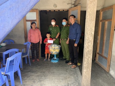 Đà Nẵng: Phòng Cảnh sát môi trường thăm hỏi, tặng quà cho hộ nghèo