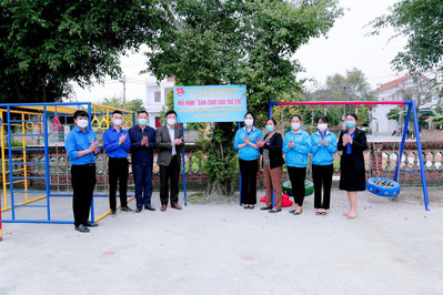 Quảng Ninh làm Sân chơi cho trẻ em từ vật liệu tái chế