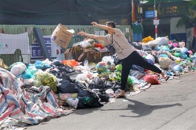 Hà Nội yêu cầu xử lý toàn bộ rác thải ùn ứ những ngày qua