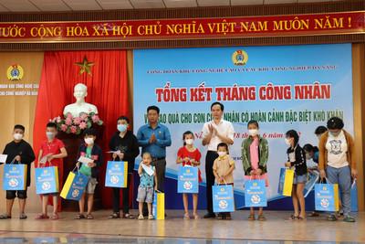 Trao 291 phần quà cho con công nhân có hoàn cảnh khó khăn ở Đà Nẵng