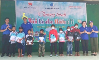 Nhóm từ thiện Trần Tình trao quà cho học sinh và giáo viên ở Đắk Lắk