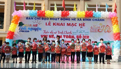 Tổ chức Lễ khai mạc hè năm 2022: Tặng quà cho học sinh xã Bình Chánh