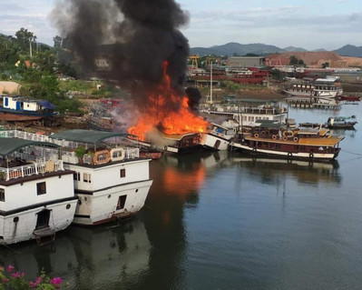 Quảng Ninh: 3 tàu đang neo đậu sửa chữa tại bến phường Giếng Đáy bốc cháy