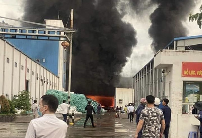 Cháy lớn tại công ty sợi trong Khu công nghiệp Long Giang