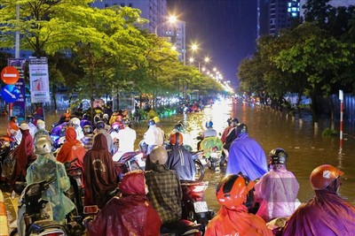“Tiêu” cả chục nghìn tỉ đồng cho thoát nước, Hà Nội vẫn... mưa là ngập!