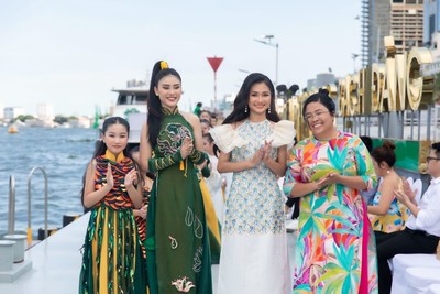 Hoa hậu Nguyễn Thanh Hà rạng ngời trên sàn diễn Walking On The River