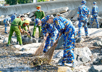 Lực lượng vũ trang Bà Rịa - Vũng Tàu chung tay làm sạch biển và chống rác thải nhựa