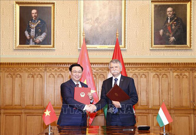 Chủ tịch Quốc hội Vương Đình Huệ dự Toạ đàm lập pháp giữa Việt Nam và Hungary