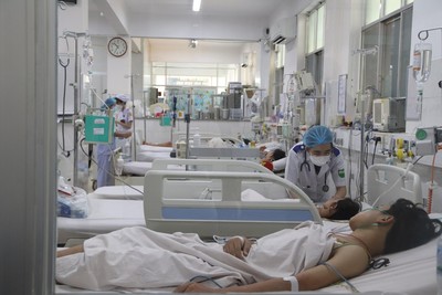 Chưa đỉnh dịch sốt xuất huyết, bệnh viện đã quá tải và lo thiếu thuốc
