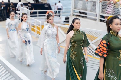 Diện Áo dài Cá chép hóa Rồng, người đẹp Hoa hậu MT Phương Nhi lộng lẫy trên sàn diễn Thời trang