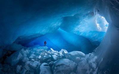 Nhiếp ảnh gia bất chấp gian khổ thám hiểm hệ thống hang động băng giá kỳ vĩ