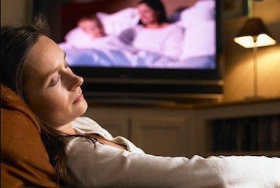 Ngủ gật khi xem tivi có thể gây… tử vong sớm, béo phì