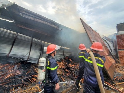 Cháy lớn tại xưởng gỗ ở khu công nghiệp Phú Tài, Bình Định