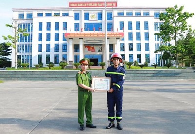 Tuyên Quang: Tặng Bằng khen cho chiến sĩ công an giải cứu hơn 100 học sinh