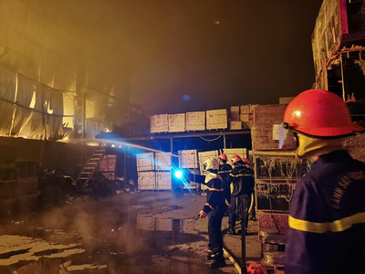 Hà Nội: Cháy lớn tại khu nhà xưởng 250m2 tại Văn Điển
