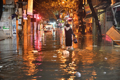 Đường phố Hà Nội ngập sau mưa lớn