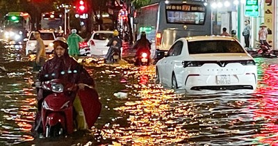 Nhiều nơi ở Hà Nội ngập trong biển nước sau cơn mưa lớn