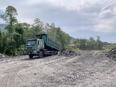Quảng Ninh: Công ty than Mạo Khê đổ thải trái phép vào đất nhà người dân