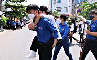 Đà Nẵng: Thí sinh bị gãy chân được tình nguyện viên cõng vào phòng thi