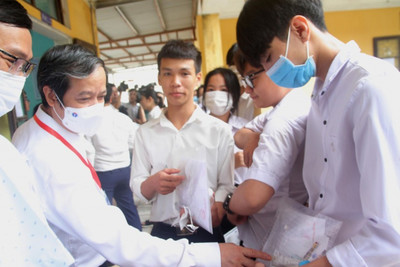 Bộ trưởng Bộ GD-ĐT Nguyễn Kim Sơn đi kiểm tra điểm thi tại Thừa Thiên-Huế