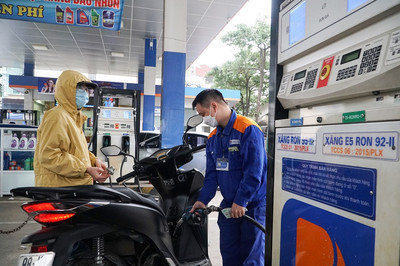 Giá xăng dầu có thể giảm hơn 3.000 đồng/lít vào đầu tuần tới