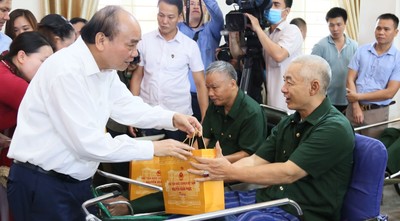 Chủ tịch nước Nguyễn Xuân Phúc thăm, tặng quà thương bệnh binh tại Bắc Ninh