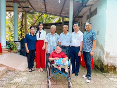 Hoa Hậu Môi trường Nguyễn Thanh Hà đi thăm nạn nhân chất độc da cam ở Bến Tre