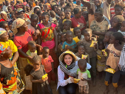 Hoa hậu Thùy Tiên xây giếng tặng 5.000 người dân Angola