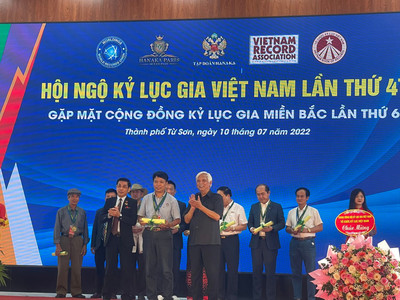 Phó Tổng biên tập Tạp chí Môi trường và Đô thị Đặng Vương Hưng được nhận giải thưởng Hoa tre
