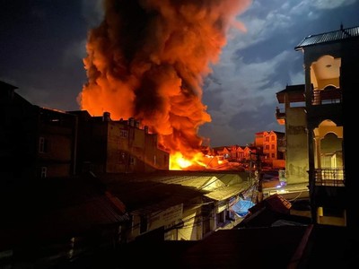 Bắc Ninh: Cháy lớn trong đêm thiêu rụi hàng trăm gian hàng và ki ốt
