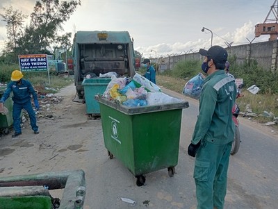 Quảng Ngãi: Ra quân dọn rác ở bờ biển thôn Sơn Trà