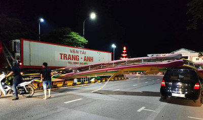 Xe container đâm đổ sập cổng chào trung tâm TP.Thái Bình
