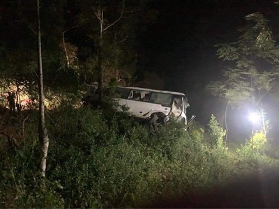 Xe chở khách du lịch bị lật ở Phú Thọ khiến 13 người thương vong