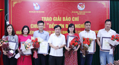 Hội Nhà báo tỉnh Bắc Giang trao giải báo chí về đề tài “Đền ơn đáp nghĩa”