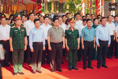 Thủ tướng Phạm Minh Chính dâng hương tri ân các Anh hùng liệt sĩ tại Nghĩa trang Quốc tế Việt - Lào