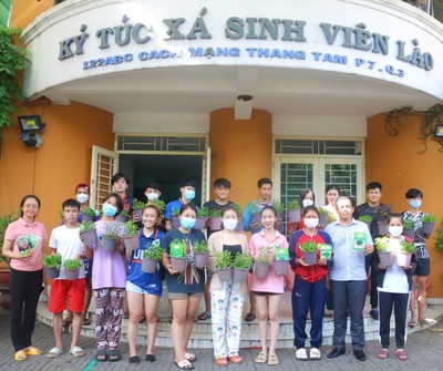 Du học sinh Lào tại TPHCM tổ chức “Ngày Chủ nhật xanh”