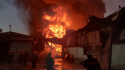 Gần 200 người tham gia dập lửa tại kho vật tư của nhà máy Biến áp Đà Nẵng