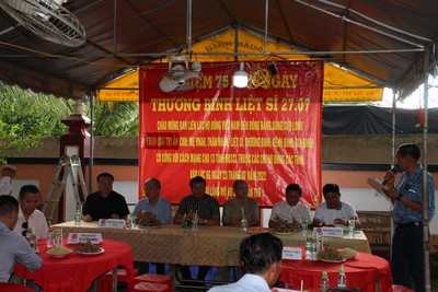 Ban liên lạc Họ Đồng VN tặng quà tri ân các gia đình chính sách tại KV Đồng bằng sông Cửu Long