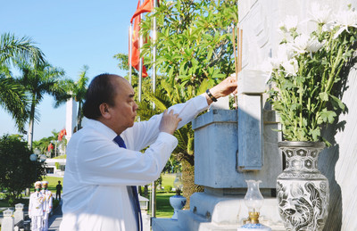 Chủ tịch nước dâng hương tưởng nhớ các Anh hùng liệt sỹ ở Quảng Ninh