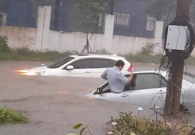 Mưa lớn ở Đồng Nai: Cả loạt xe máy bị cuốn phăng