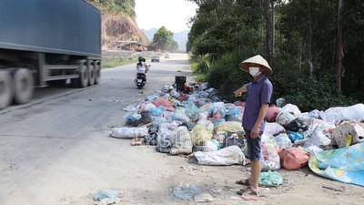 Lục Nam: Rác thải tràn lan ven đường tỉnh 293