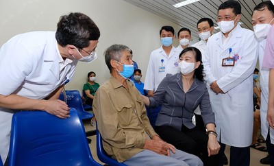 Lãnh đạo Bộ trưởng Bộ Y tế đến thăm và làm việc tại Bệnh viện K