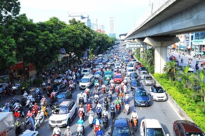 Hà Nội: Ngán ngẩm cảnh tắc đường giờ cao điểm trong ngày đầu tháng 8