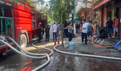 Cứu 2 người mắc kẹt trong đám cháy ở quận Cầu Giấy, TP.Hà Nội
