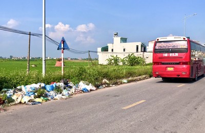 Bắc Giang: Điểm tập rác tự phát ven đường tỉnh lộ 295 KV xã Ngọc Vân, Tân Yên gây mất vệ sinh